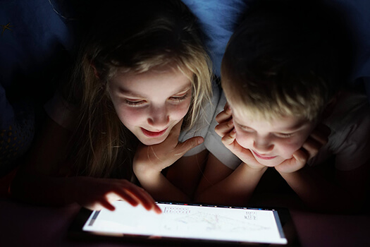 Niños observando una iPad