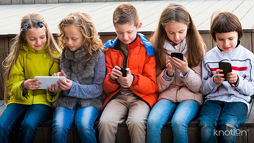 Un grupo de niños utilizando sus smartphones