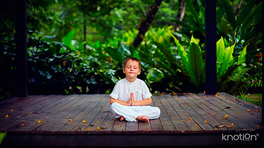 Un niño pequeño haciendo yoga