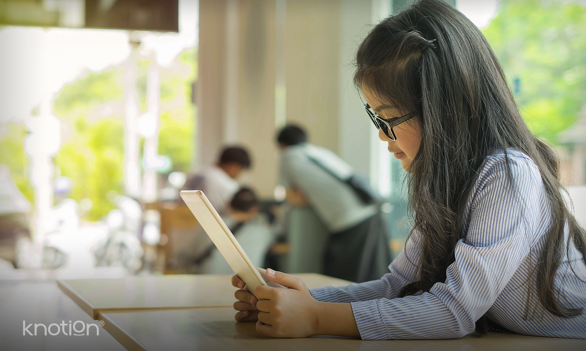 Usar una tableta para estudiar Niña con tablet